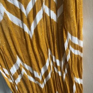 Free w/purchase 🛍 3 for $12 -Gold Glitter Chevron Infinity Scarf